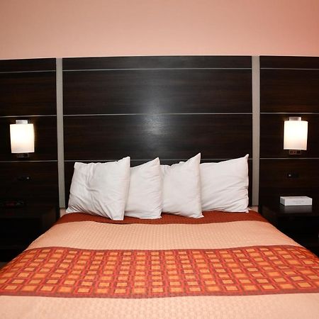 Regency Inn & Suites Фэрибо Экстерьер фото