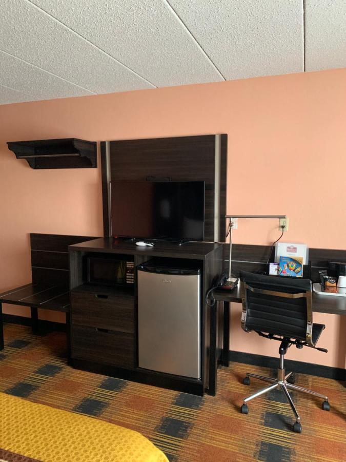 Regency Inn & Suites Фэрибо Экстерьер фото