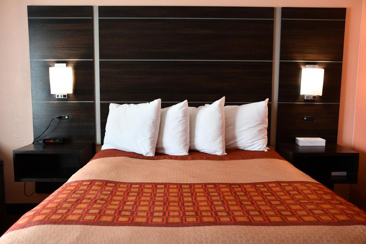 Regency Inn & Suites Фэрибо Экстерьер фото